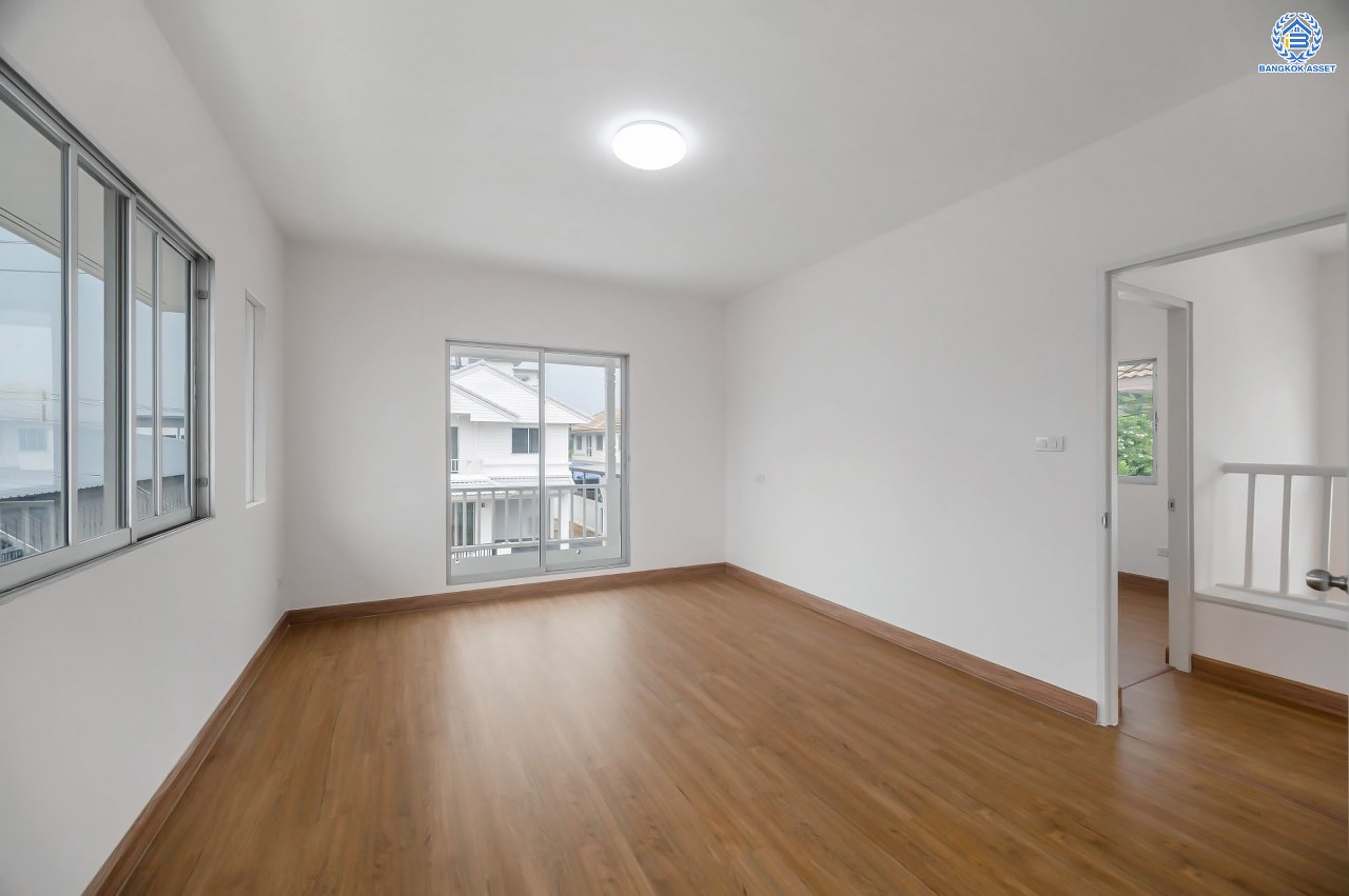 บ้านมือสองตกแต่งใหม่ โครงการ พฤกษ์ลดา พุทธสาคร หลังมุม จากแบรนด์ LH บนเนื้อที่ 54.5 ตร.ว. พื้นที่ใช้สอย 153.89 ตร.ม. ฟังก์ชัน 3 ห้องนอน 2 ห้องน้ำ จอดรถได้ 2 คัน เชื่อมต่อถนนเพชรเกษม, ถนนพุทธมณฑลสาย4, ถนนบรมราชชนนี ใกล้รถไฟฟ้าสายสีน้ำเงิน "สถานีหลักสอง" และ The Mall บางแค